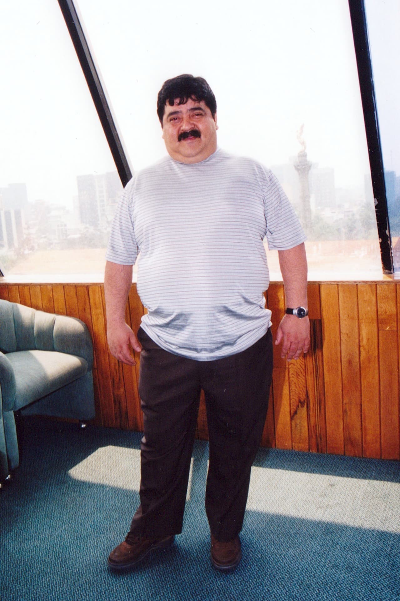 Desde pequeño demostró interés y habilidad por la música. De hecho, se inscribió a la banda de guerra de su escuela primaria donde tocó la corneta. Además perteneció a un grupo que lideraba su hermano Arnulfo tocando el acordeón, y participó en una estudiantina, donde aprendió a tocar la guitarra.