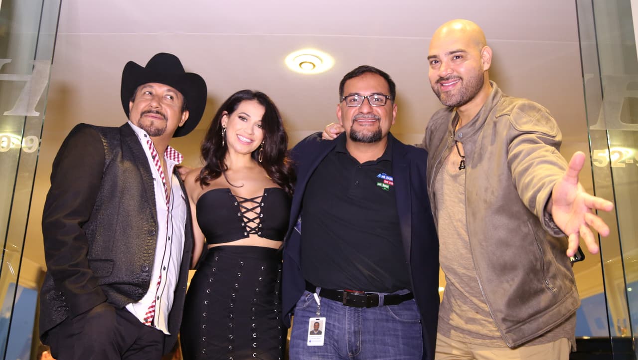 Raúl 'El Pelón', Carla Medrano y El Feo premiaron a sus oyentes con una noche inolvidable al lado de Calibre 50 en un bote privado.