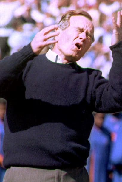 El ex presidente George Bush reacciona tras lanzar la primera bola que abrió la temporada de béisbol de 1992 en un juego entre Los Orioles de Baltimore y los Indios de Cleveland, el 6 de abril de ese año en el estadio Oriole de Maryland.