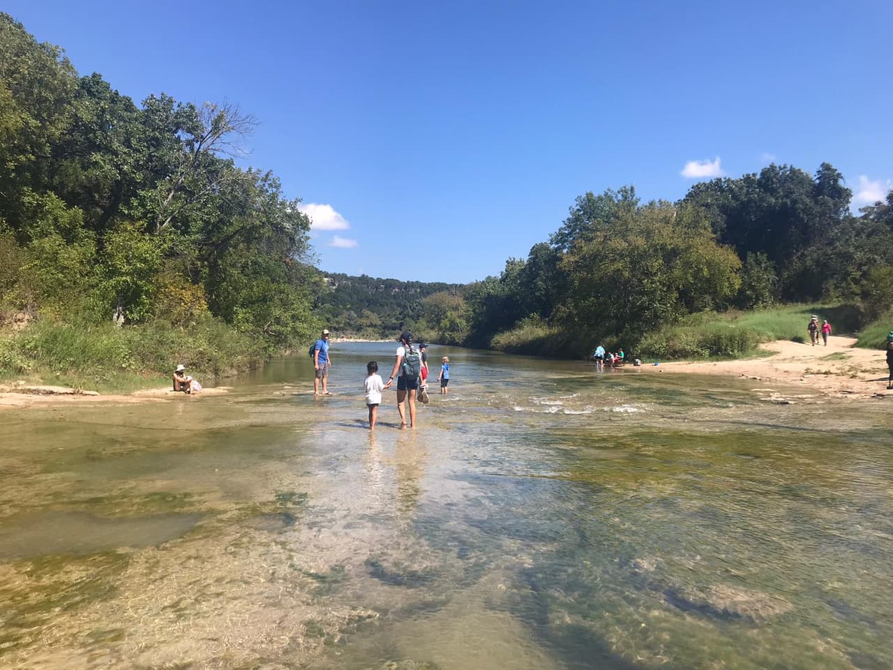 El parque estatal Dinosaur Valley esta oficialmente abierto para el público. Se requiere una reservación de antemano para poder visitar con su familia.