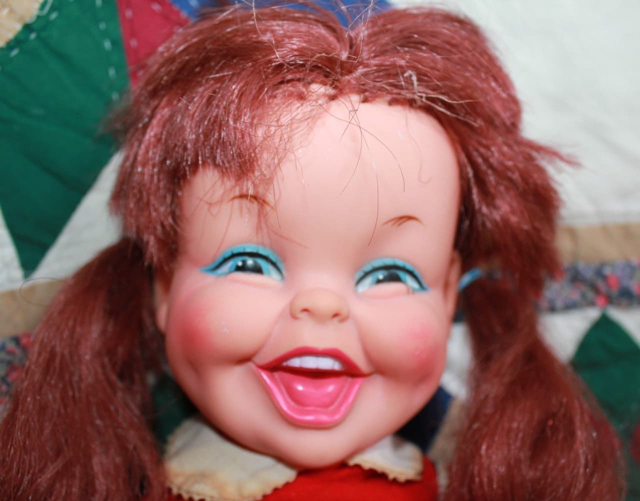 Baby Laught A Lot fue lanzada en los 50 por la compañía Remco. En YouTube se puede ver el comercial de la época que es más creepy aún que la muñeca.