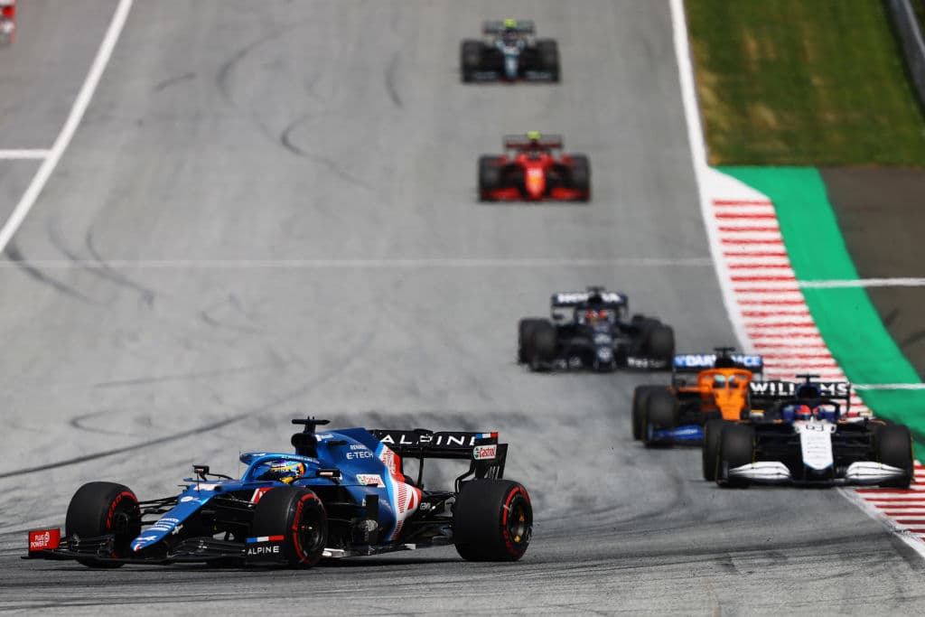 Max Verstappen se lleva el Gran Premio de Estiria en la Formula 1. El piloto neerlandés es número uno en el ranking de pilotos dejando muy atrás a Lewis Hamilton, quien quedó segundo; Bottas se queda con la tercera plaza. El mexicano Sergio Pérez no logra subir esta vez al podio, sin embargo sigue produciendo grandes resultados para Red Bull.