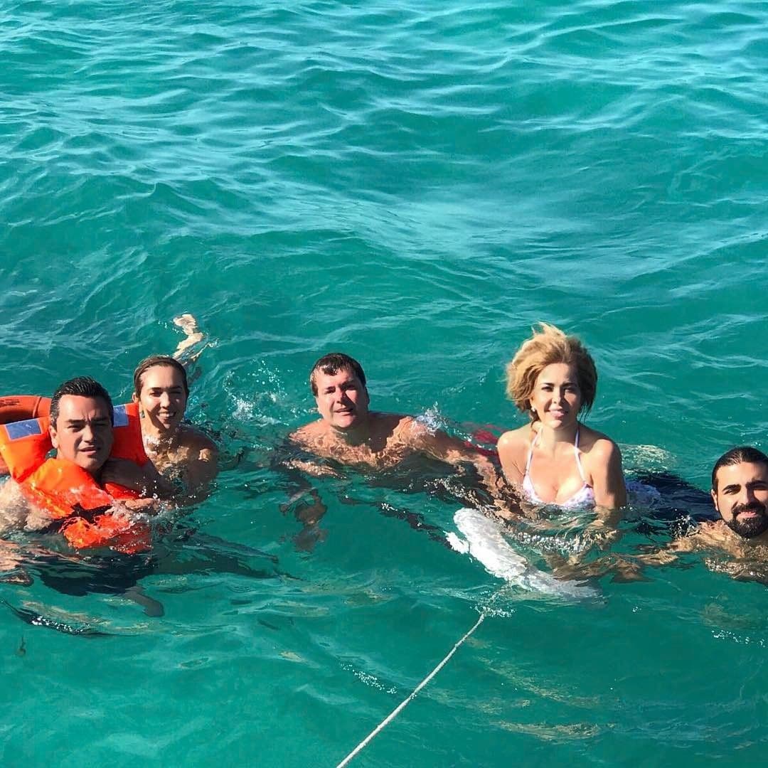 Además la pareja se da tiempo de disfrutar con amigos cercanos, alejados de los medios de comunicación.