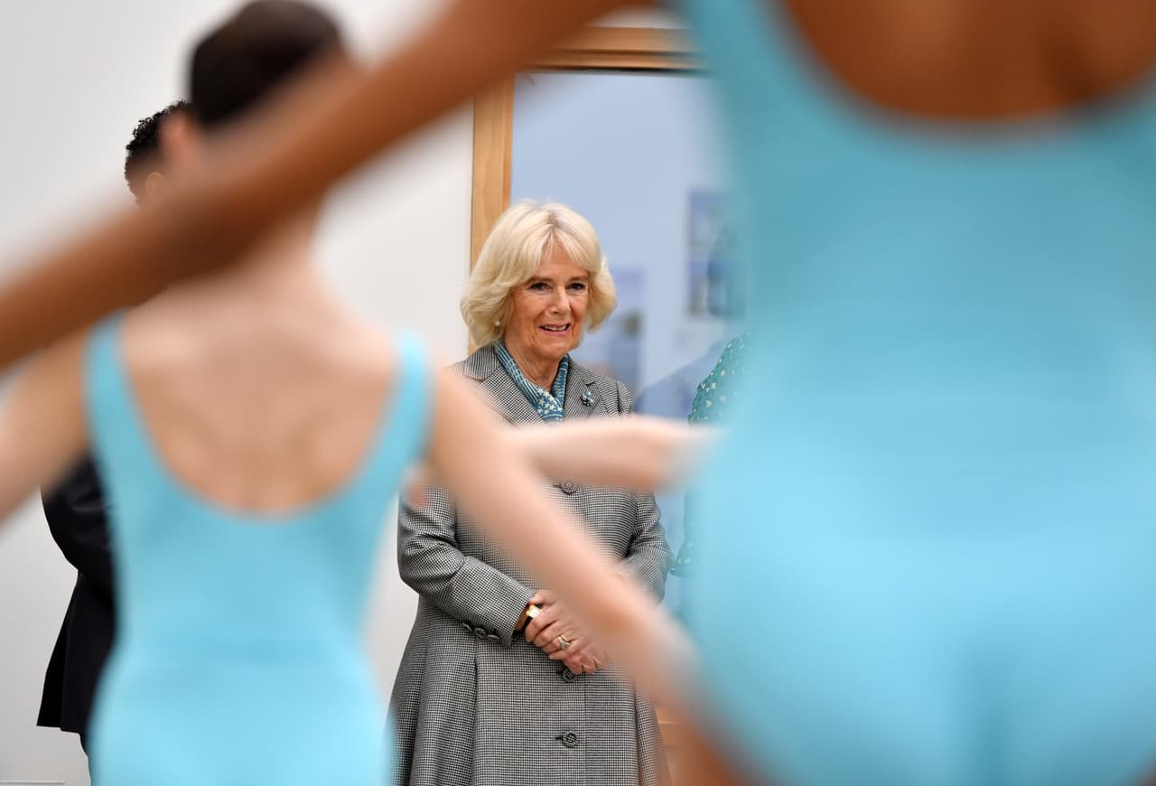 La duquesa de 72 años realiza esta actividad acompañada de un 
<b>discreto grupo de "viejos amigos".</b>