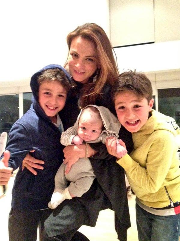 Silvia enloqueció a sus fanáticos con estas imágenes publicadas en Twitter, pues la ficción había superado a la realidad y ahora convivían fuera de los foros de grabación como una hermosa familia.