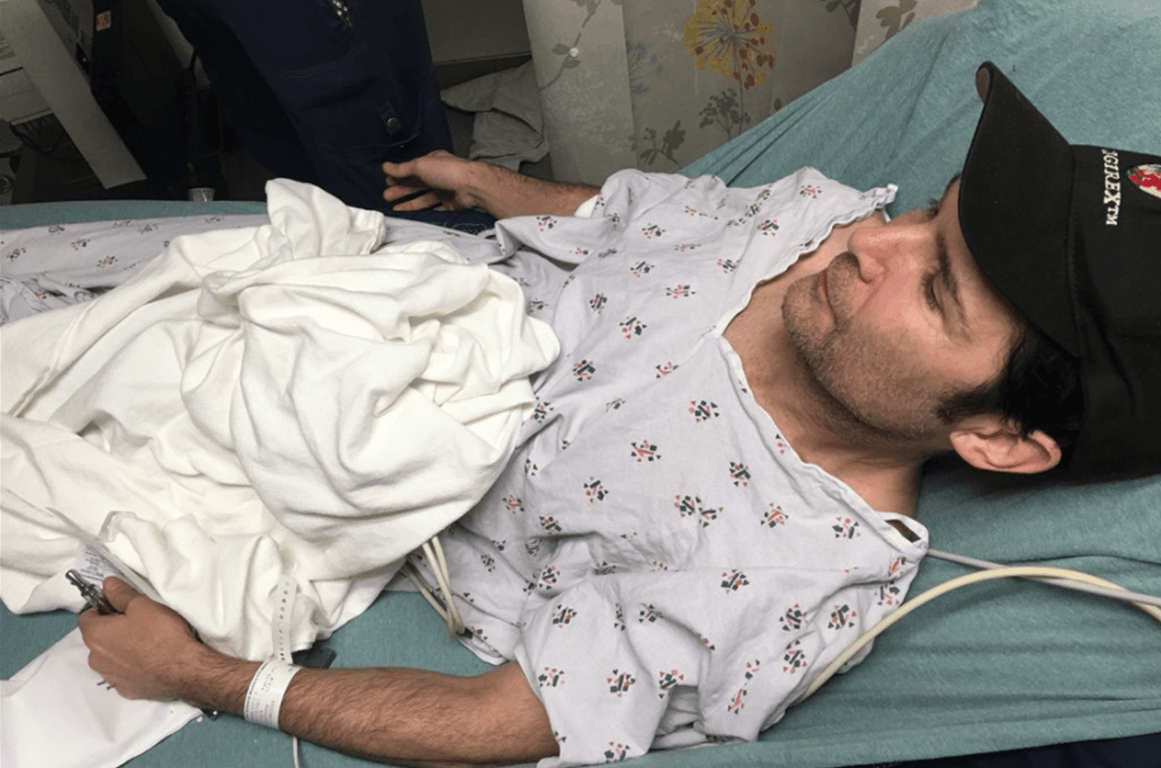 Desde el hospital, el actor Corey Feldman denuncia que lo apuñalaron y pide oración