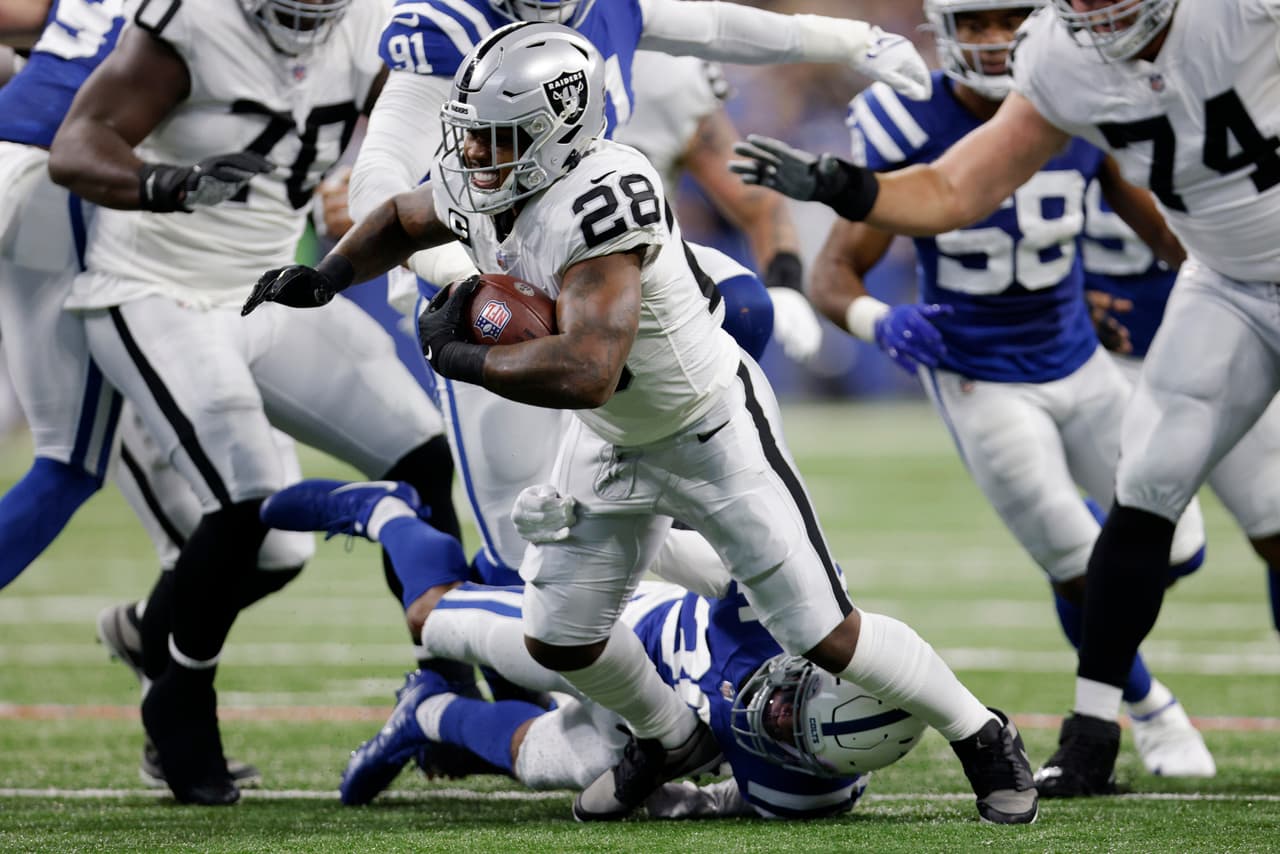 Las Vegas Raiders libraron un partido apretado ante Indianapolis Colts gracias a la paciencia de Derek Carr y su oportuna ofensiva.