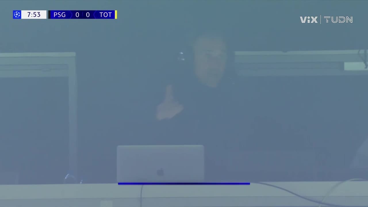 ¡Insólito! Luis Enrique dirigiendo desde el palco al estilo NFL