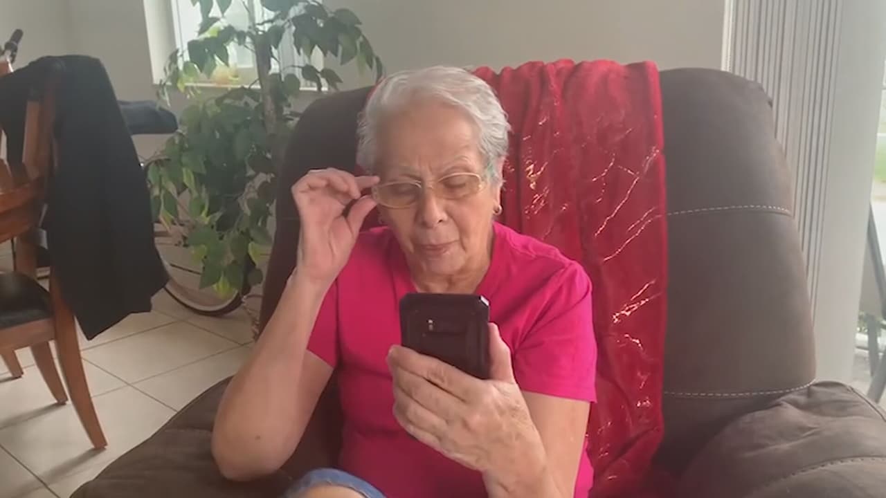 Gladys Hernández, quien necesita unos nuevos anteojos para poder ver a sus familiares en Venezuela.