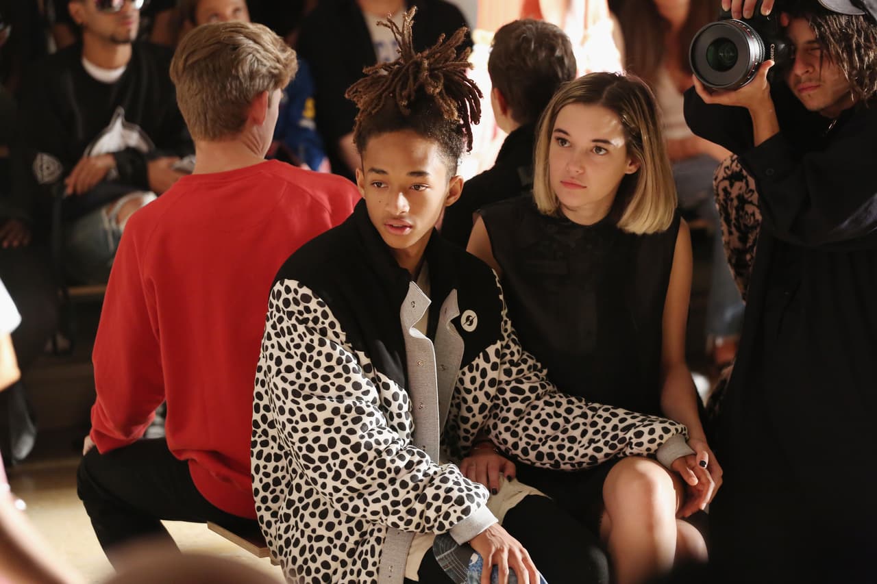 Jaden atento a la pasarela.