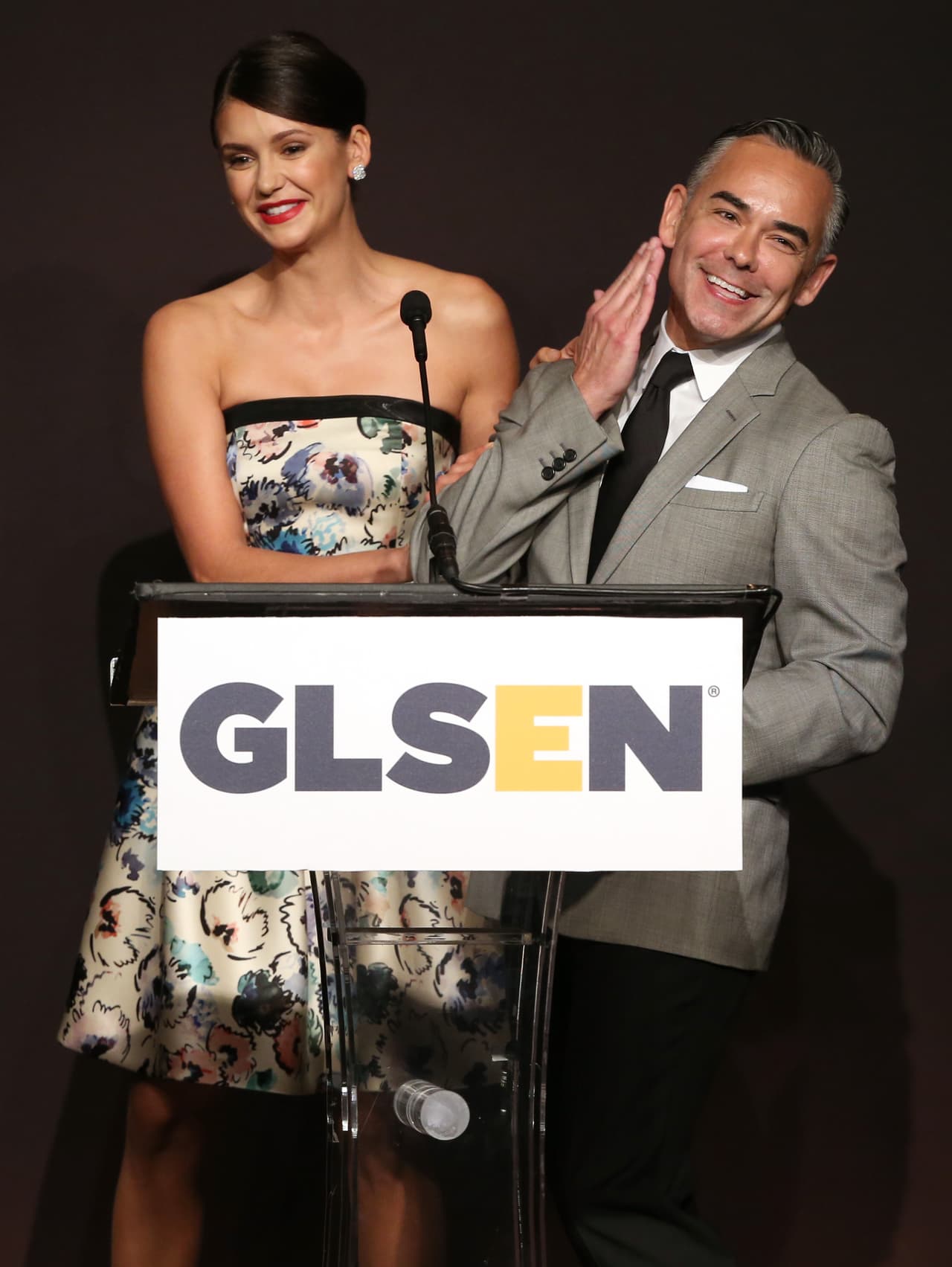 Nina Dobrev en el escenario con Rick Gomez.