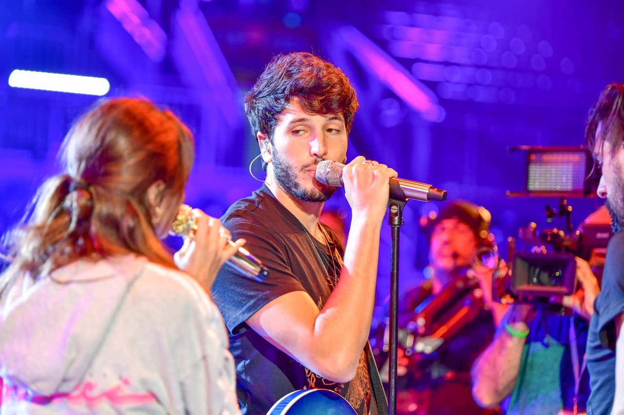 Mientras cantaban, se veían directamente a los ojos.