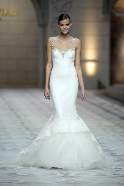 El tul también se hizo presente, como en este vestido con cola de sirena y un escote discreto.