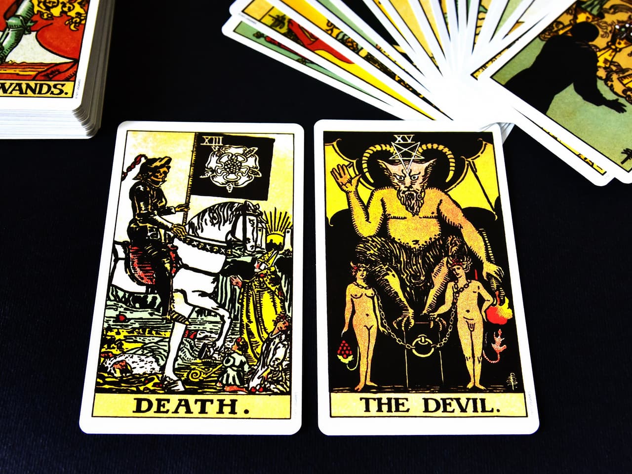 El diablo es una carta que te muestra que puedes estar metido en una situación de sometimiento que tú crees o asumes que se deben a factores externos a ti y que no puedes modificar. Entonces podrías estar culpando a cosas que se salen de tu control para de esta manera quitar o no asumir tu propia responsabilidad en tu vida, tus asuntos y decisiones.