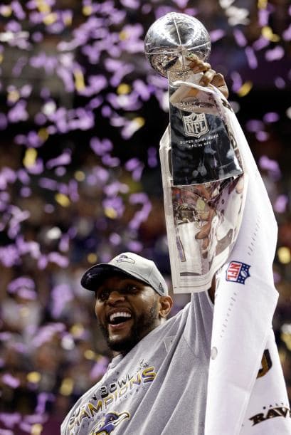 La gran fiesta deportiva del año en Estados Unidos, el Super Bowl de la Liga Nacional de Fútbol Americano (NFL), en su cuadragésima séptima edición, ya forma parte de la historia con los Ravens de Baltimore como nuevos campeones al vencer por 34-31 a los 49ers de San Francisco. Los pronósticos se cumplieron, los Ravens llegaron al Mercedes-Benz Super Dome de Nueva Orleans con el mejor mariscal de campo del momento, Joe Flacco, y la mejor defensa de la NFL, ambos factores se hicieron presentes en los momentos decisivos que hicieron posible el triunfo y el conseguir el segundo trofeo Vince Lombardi en la historia de la franquicia de Baltimore. Flacco, de 28 años, fue el líder perfecto en la primera parte al conseguir tres pases de anotación, que lo dejaron como el sexto mariscal que lo consigue en la historia del Super Bowl y una ventaja parcial de 21-6 al descanso que sería decisiva. El safety Ed Reed, nativo de New Orleans, empataría la mejor marca de la fase final de la NFL con nueve robos aéreos, mientras que Kaepernick quedaría con la mancha de la interceptación que sufrió. Antes que se diese el ya histórico apagón, el primero en un Super Bowl, el receptor abierto Jacoby Jones también quiso entrar en los libros de las marcas al conseguir nada más comenzar el tercer periodo al regresar 108 yardas de "touchdown" una devolución de balón, la mejor de todos los tiempos. Kaepernick y los 49ers vivieron los momentos estelares del partido al conseguir 23 puntos en menos de 13 minutos, 17 fueron consecutivos. Lewis, no brilló como en el primer Super Bowl del 2001 cuando ganó el premio de Jugador Más Valioso (MVP), que esta vez le fue con todos los honores a Flacco, al completar 22 de 33 pases para 287 yardas, sin interceptaciones, pero hizo seis derribos y cuatro fueron "placajes" solitarios. Suficientes para que los Ravens lograsen el segundo trofeo Vince Lombardi en su historia y Lewis pudiese cerrar con broche de oro su legado de 17 temporadas brillantes dentro de la competición de la NFL. Mientras que la revelación de la temporada Kaepernick confirmó que es un mariscal muy especial, lleno de energía, que corre como nadie, que tiene un dinamismo único, pero que todavía no pudo emular a los legendarios Montana y Young, que lo precedieron al frente de los 49ers en los cinco Super Bowls que disputaron y que consiguieron ganar. Los jugadores de los 49er, encabezados por el corredor Frank Gore insistieron que su equipo fue mejor como conjunto que los Ravens se aprovecharon de acciones aisladas. Pero el marcador final estableció que los ganadores fueron los Ravens, por eso dos hermanos, John y Jim Harbaugh, los primeros en la historia de la NFL que dirigieron a los equipos que disputaron un título de Super Bowl, al concluir el partido fueron al encuentro y se dieron un gran abrazo.