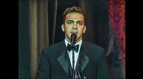 Cristian Castro, hijo de padres actores, inició su carrera artística a muy temprana edad. Participó en su primera telenovela cuando tenía seis años aunque más adelante se decidió por el canto.