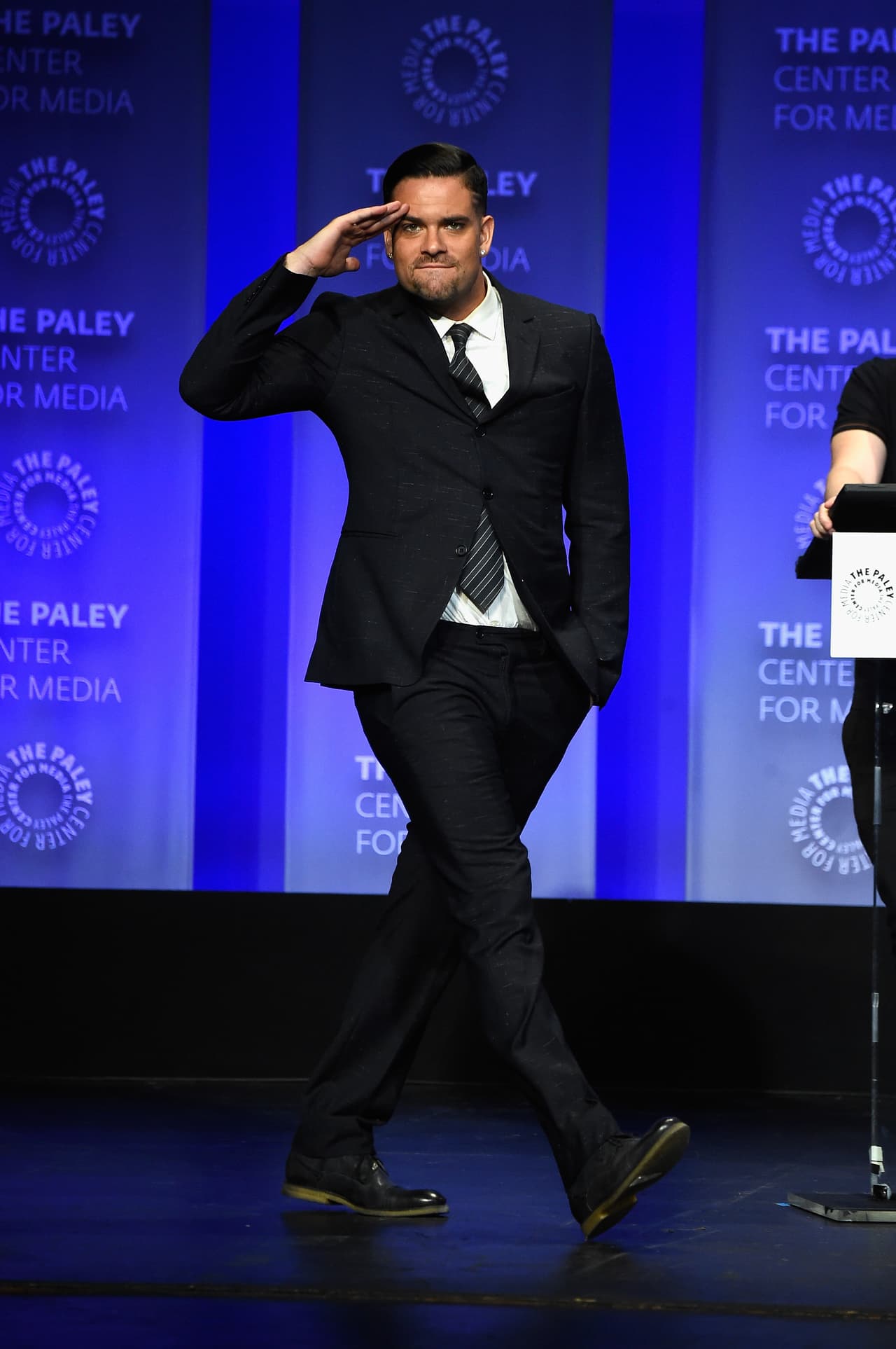 Al buscar en la computadora personal del actor, encontraron cientos de imágenes de pornografía infantil.