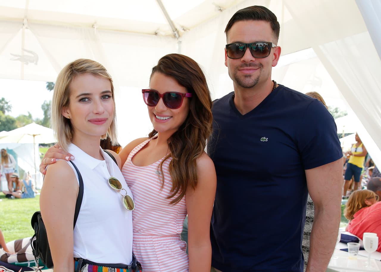 Los dos junto a Emma Roberts.