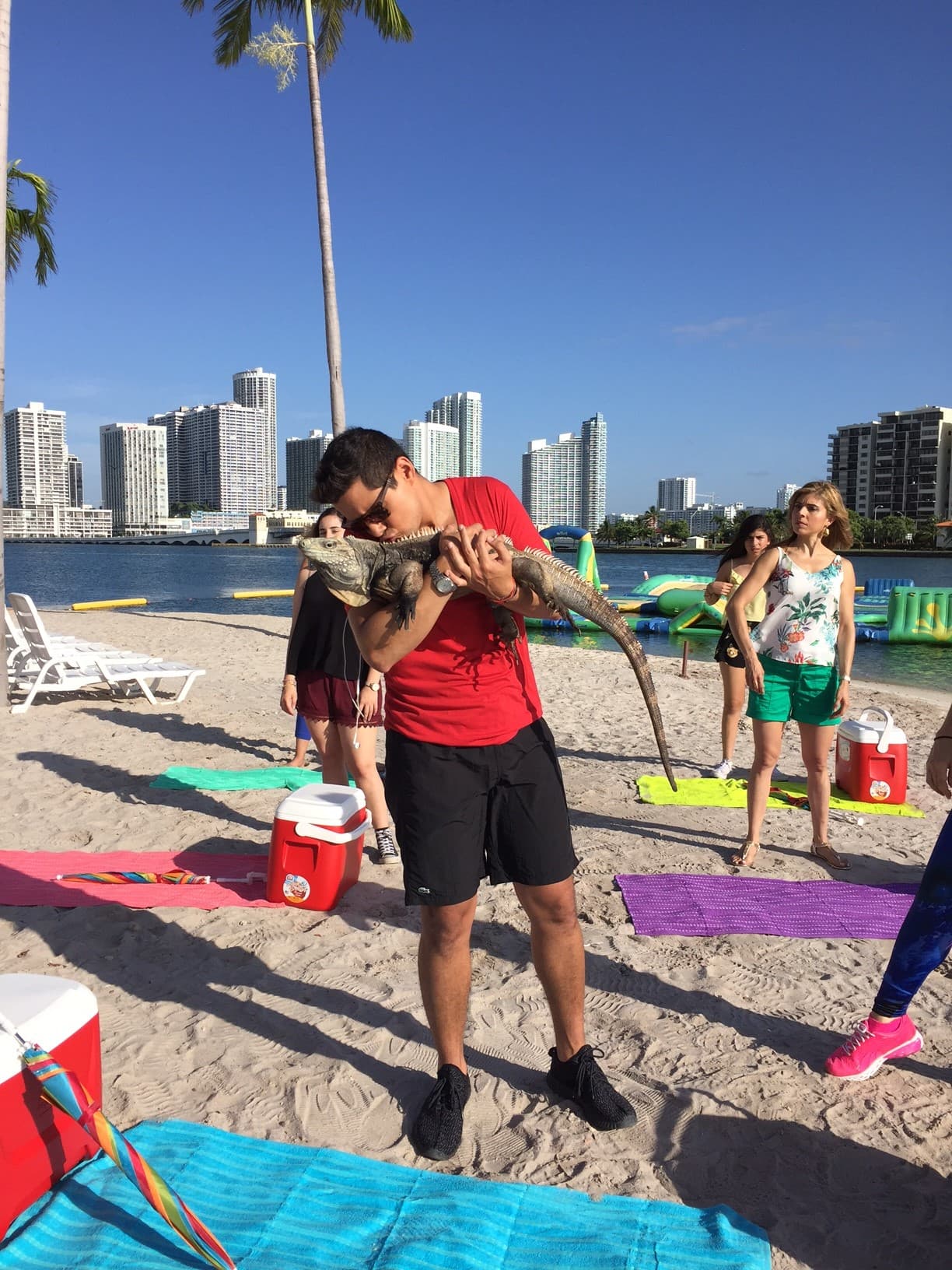 Alejandro no se resistió a los encantos de esta iguana cubana.