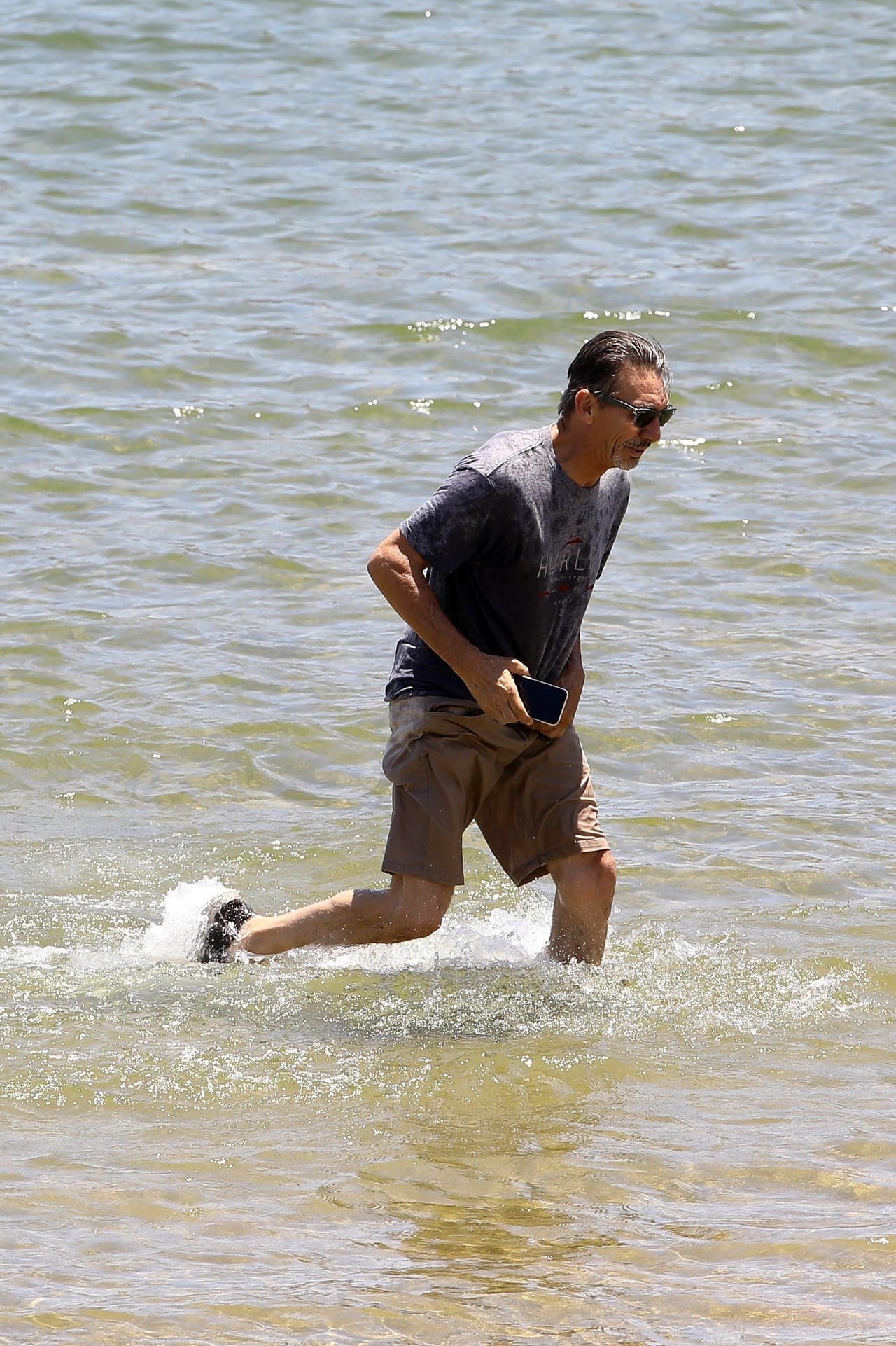 A la distancia, compañeros, colegas y amigos de la estrella también han hecho eco de sus plegarias para
<b><a href="https://www.univision.com/shows/primer-impacto/se-bajan-del-auto-alquilan-un-bote-y-navegan-cronologia-de-la-desaparicion-de-naya-rivera-video" target="_blank"> que Naya Rivera pueda ser rescatada </a></b>pronto. 
<br>
