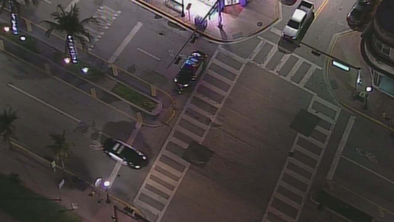 Conductor huye luego de impactar a un motociclista en Miami Beach