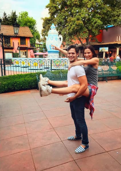 ¿Las razones? Querían enfocarse por completo en sus carreras que ambos estaban iniciando en México, dijo
<b> <a href="https://www.univision.com/shows/mira-quien-baila/emmanuel-palomares-de-despacito-a-mira-quien-baila-video">Emmanuel Palomares</a></b>.