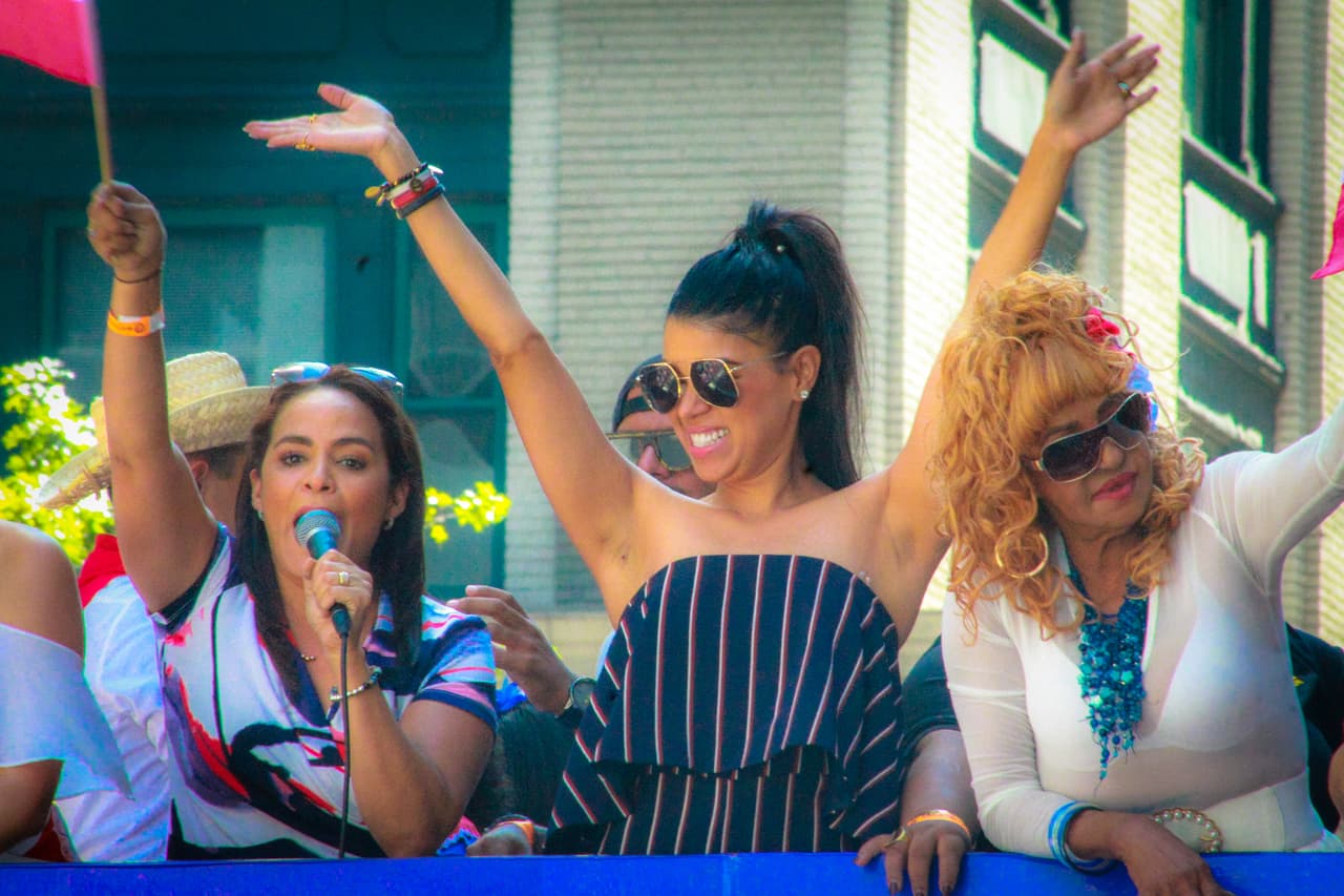 La periodista
<a href="https://www.univision.com/global/esperanza-ceballos" target="_blank">Esperanza Ceballos</a>, uno de los talentos de Univision Nueva York, celebrando por todo lo alto junto a
<a href="https://www.univision.com/temas/daneida-polanco" target="_blank">Daneida Polanco</a> y
<a href="https://www.univision.com/shows/despierta-america/feliz-de-la-vida-fefita-la-grande-celebro-ser-parte-del-desfile-dominicano-en-nueva-york-video">Fefita La Grande</a>.