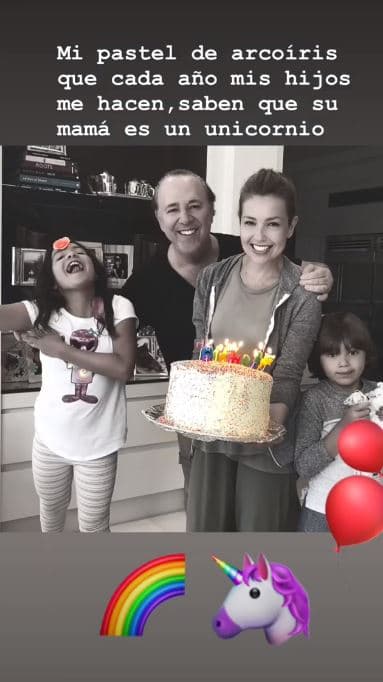 Incluso en su pasado cumpleaños, la cantante se autodenominó un unicornio: “Mi pastel de arcoíris que cada año mis hijos me hacen, saben que su mamá es un unicornio”.
<br>