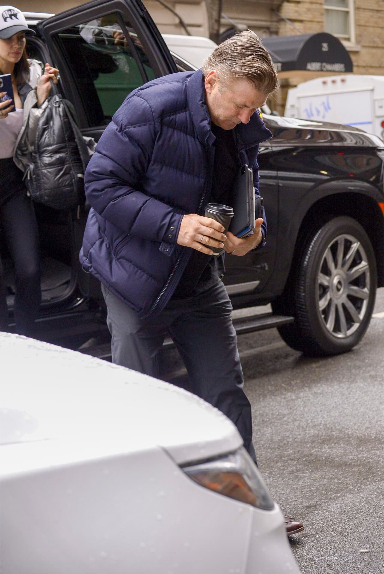 La pareja estaría cumpliendo con la rutina de sus hijos cuando los paparazzi los abordaron.