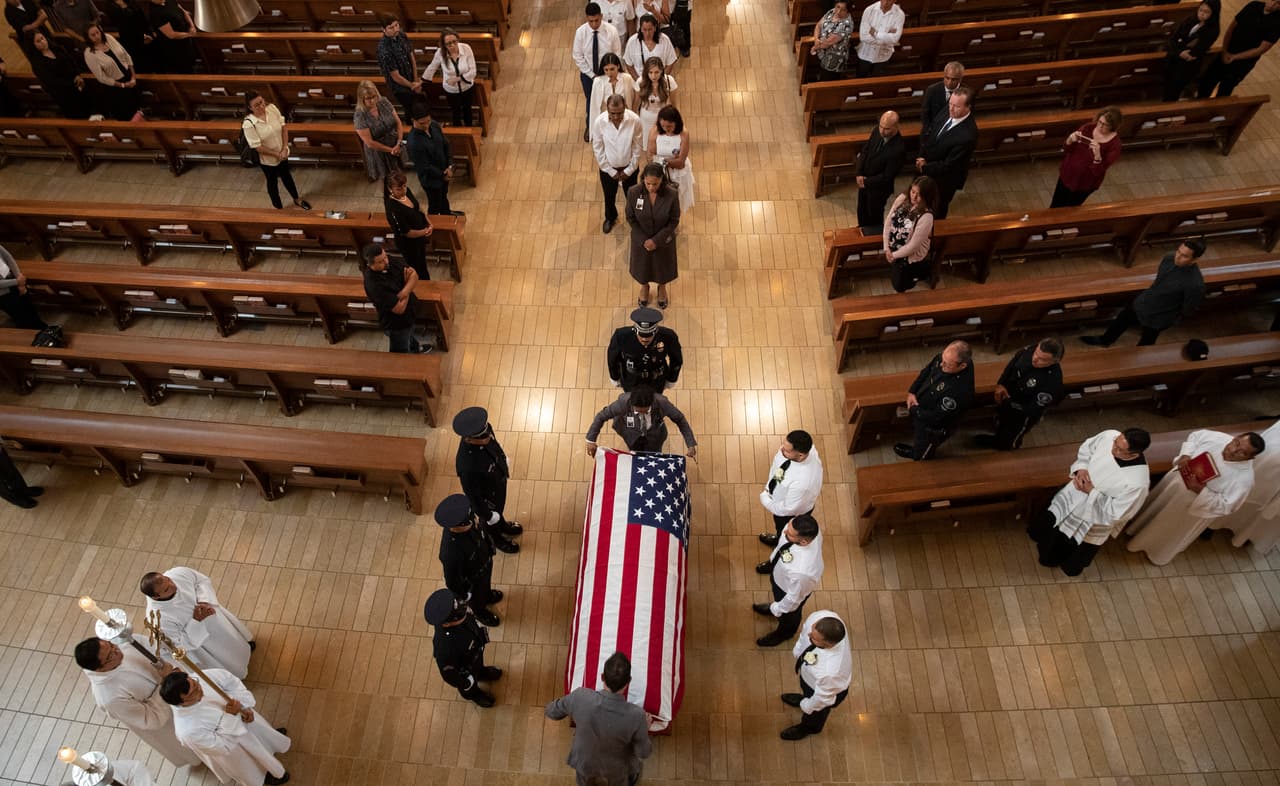 La bandera de Estados Unidos cubrió el ataúd de Díaz como parte de los honores al oficial, antes de partir a su último destino.
<br>