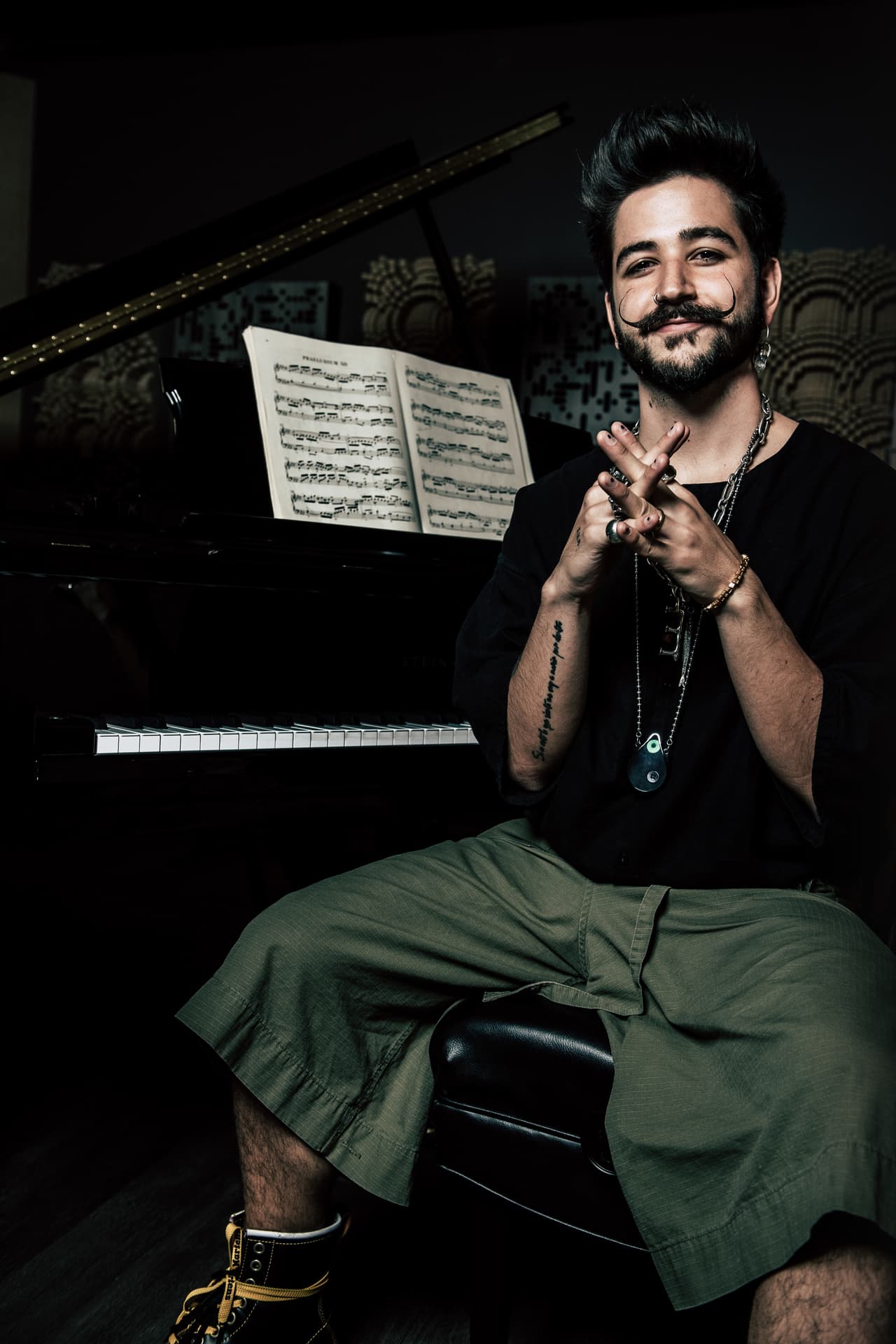 <b>En la canción 'Ropa Cara' de su álbum ‘Mis Manos’ usó como instrumento un tres de Alejandro Sanz. </b>
<br>
<br>“'Ropa Cara’ es tal vez mi canción más urbana, y me encanta porque amo el reggaetón. Y pude grabar con ese tres que está ahí que es de Alejandro Sanz... él lo dejó por acá. Sanz, dicen que ese es el tres tuyo, lo usamos con mucho respeto. He pensado robármelo del estudio… Si lo he pensado… el que esté libre de pecado que tire la primera piedra. Si lo acepto soy menos culpable.”
<br>