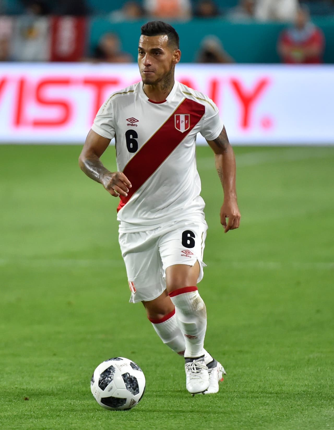 1. Miguel Trauco (Perú) - El lateral del Flamengo es, sin duda, una de las revelaciones que puede despuntar en el Mundial este verano. Su velocidad y fortaleza lo han llevado a ser uno de los mejores carrileros del fútbol brasileño, alimentando justamente a su compatriota Paolo Guerrero mientras no estuvo sancionado.