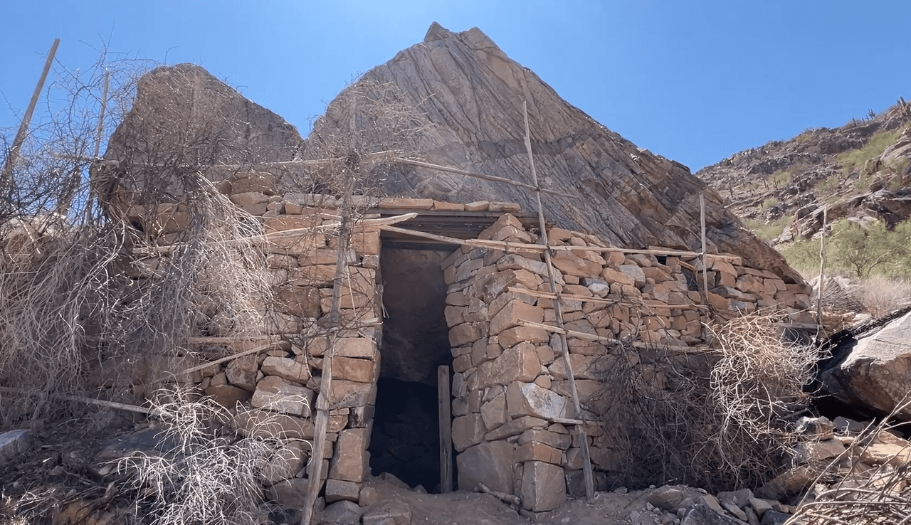 Las 
<b>paredes son gruesas. Están formadas por una capa de piedras </b>y son apuntaladas con palos del terreno.