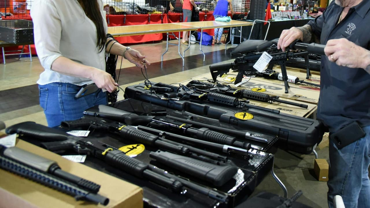 A tres días de la masacre en la escuela de Parkland hacen una feria de venta de armas en Miami-Dade