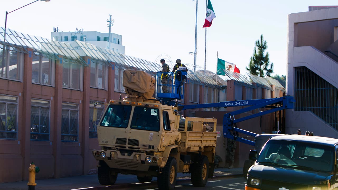Con la bandera de México ondenando en el otro lado del muro fronterizo, los soldados iniciaron la instalación de un alambre de púas cerca de los puertos de entrada Morley y Deconcinni en Nogales, Arizona.