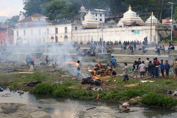 Las familias realizan ceremonias religiosas para despedirse de sus seres queridos.