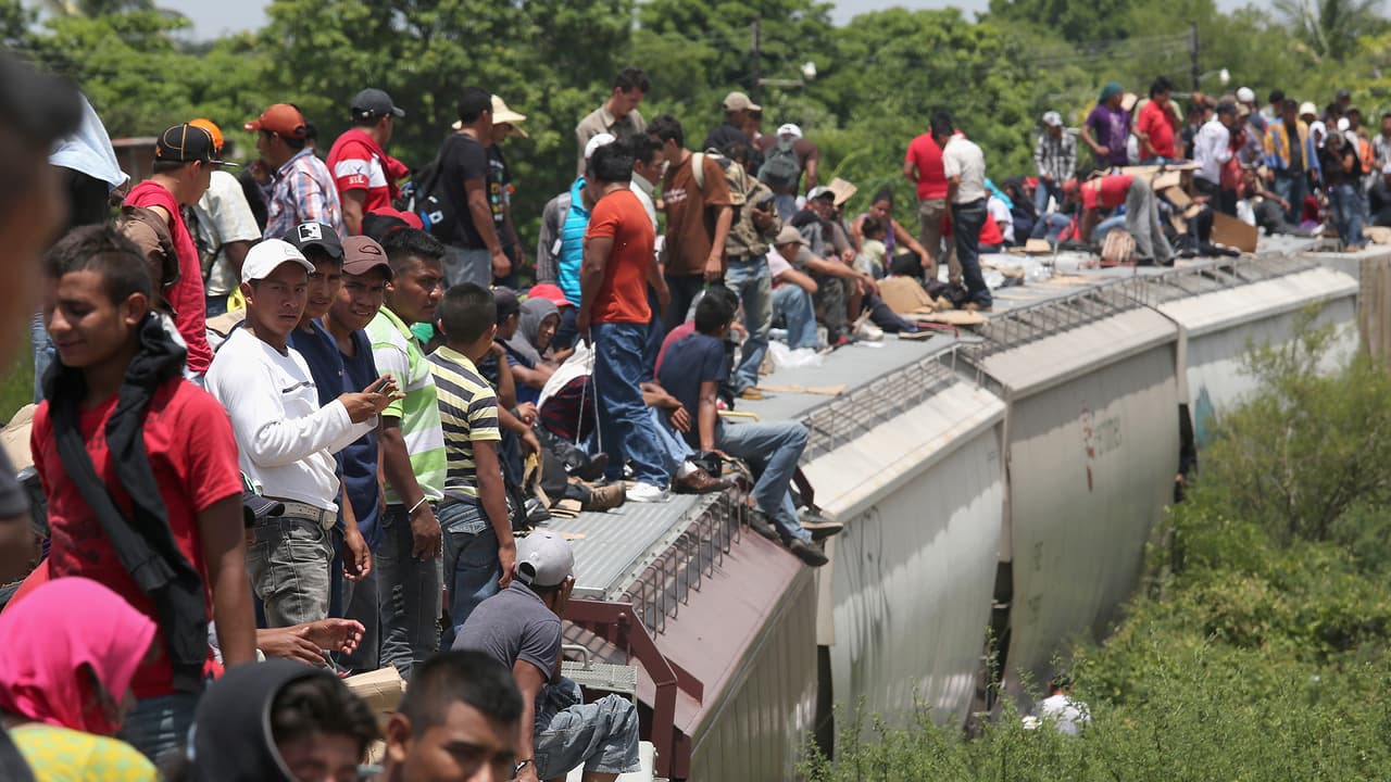 Los turbios negocios en la frontera: la vulnerabilidad de quienes esperan para abordar el tren 'La Bestia'