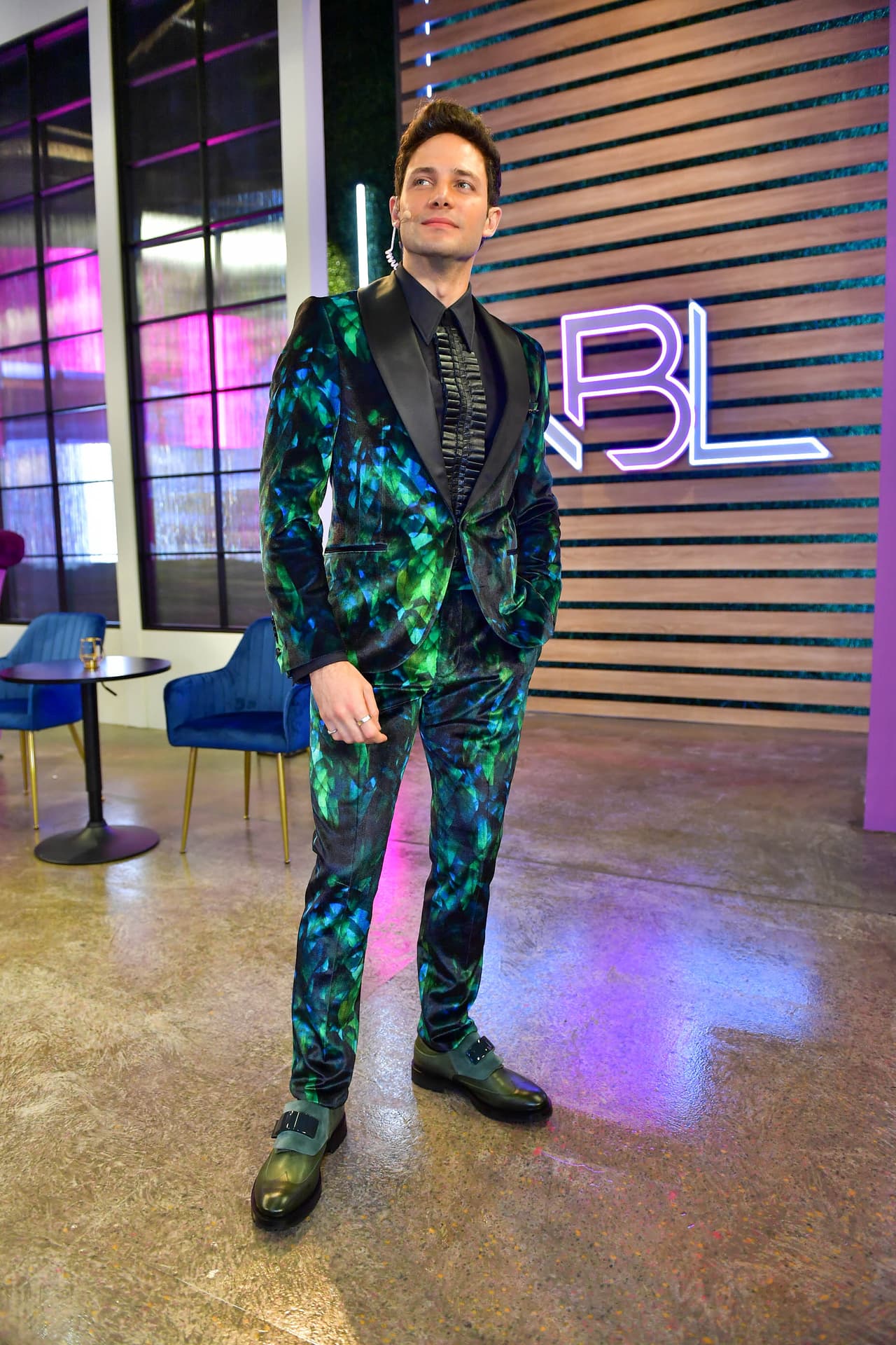 <b>Gabriel Coronel</b> se despidió de Nuestra Belleza Latina con este innovador atuendo en el que destacaron las tonalidades en verde y lo acompañó con una camisa negra.