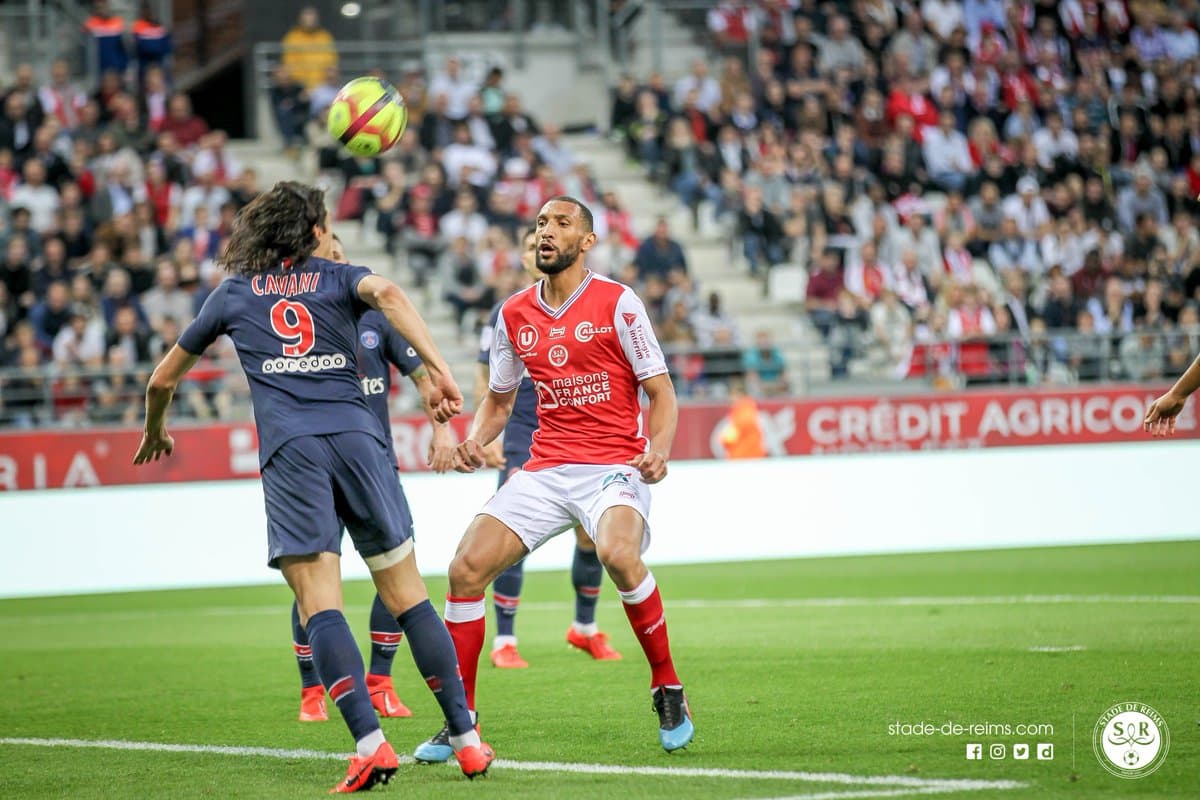 Los intentos del uruguayo Edinson Cavani (izquierda) fueron en vano, principalmente por el buen trabajo de la defensa local.