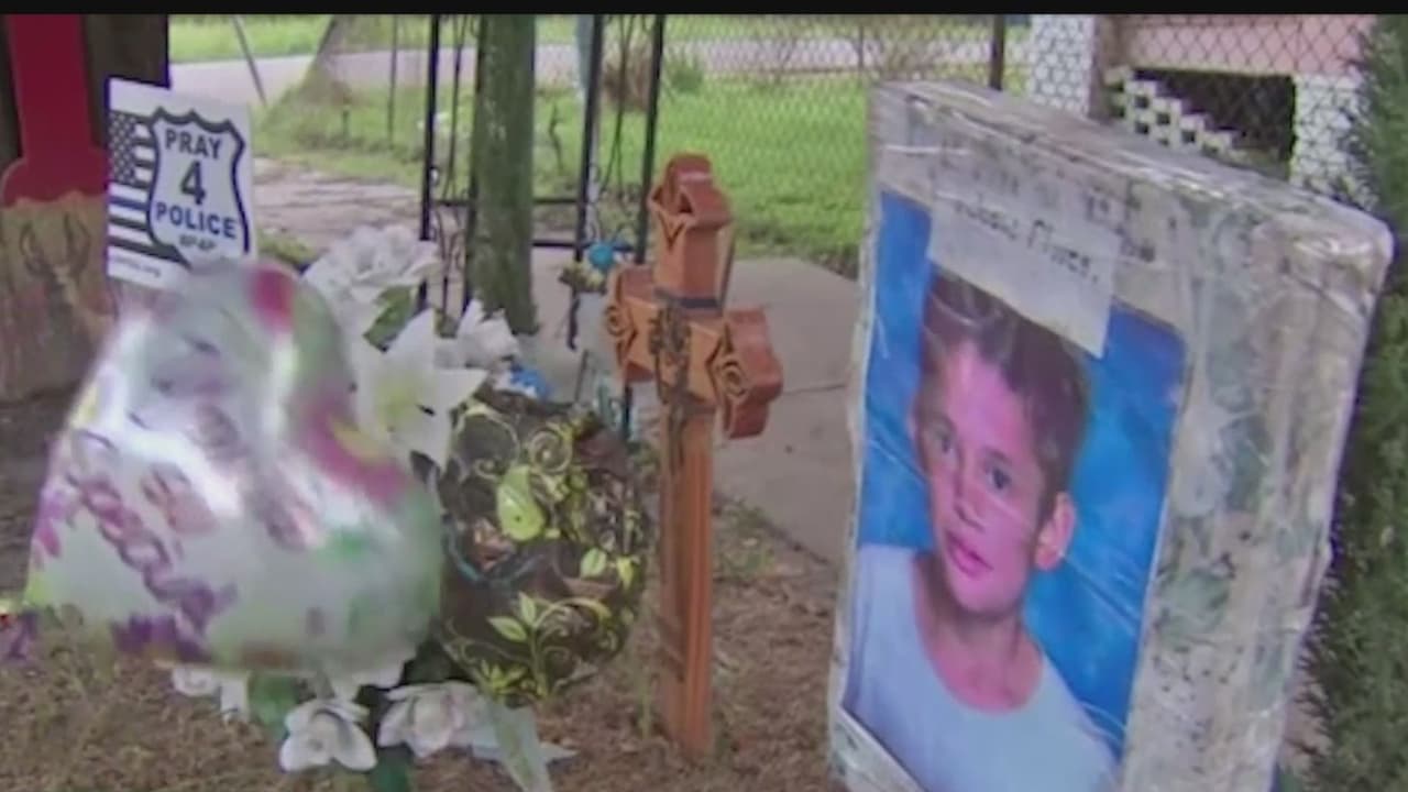 El médico forense que realizó la autopsia al cuerpo de 
<a href="https://www.univision.com/local/houston-kxln/juicio-muerte-josue-flores-houston-testigos" target="_blank">Josué Flores</a> confirmó que tenía 22 heridas hechas con un arma punzo cortante, 18 de estas fueron tan profundas que le provocaron daños en la aorta y además colapsaron su hígado y sus pulmones.