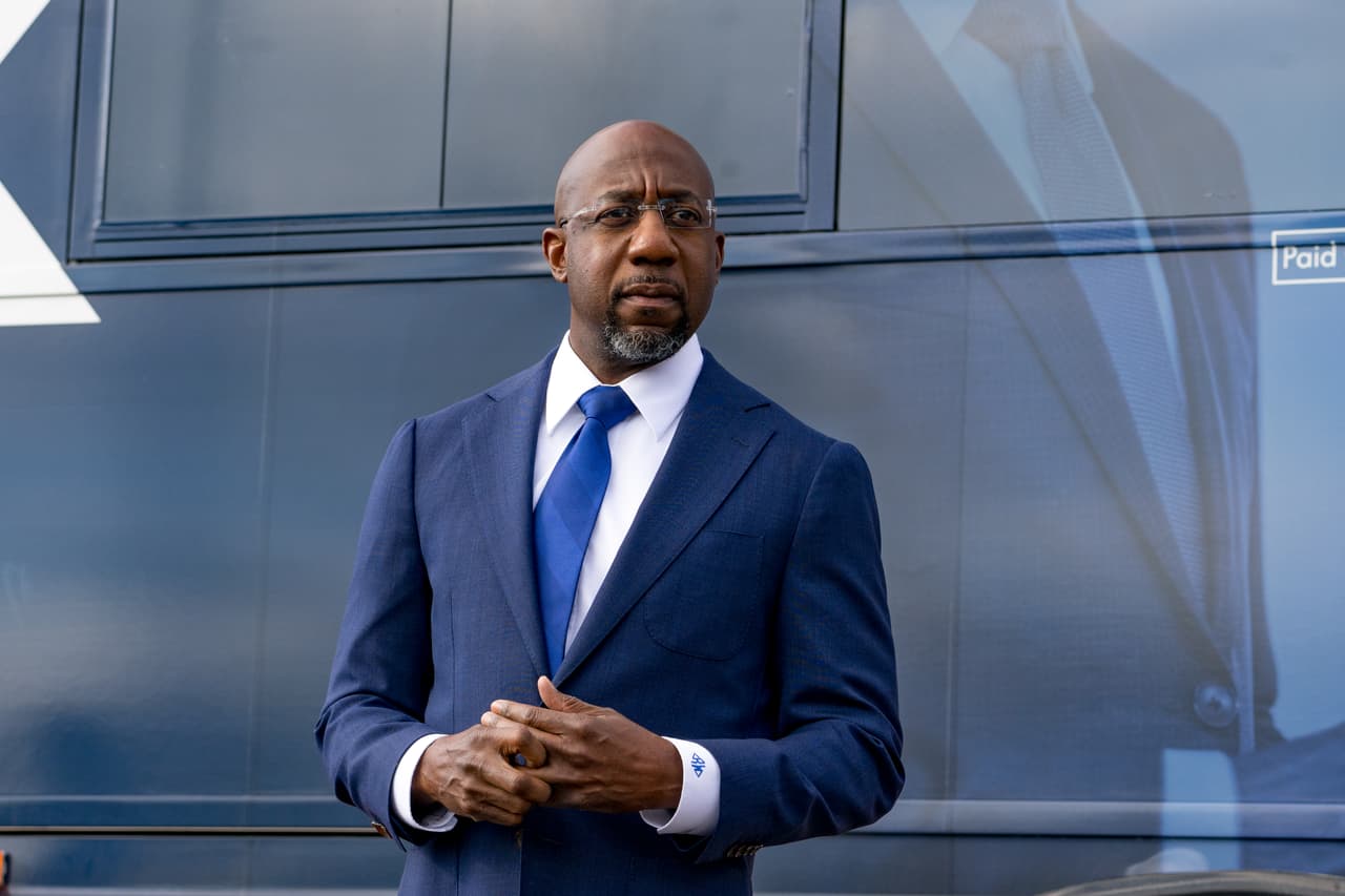 El senador electo Raphael Warnock critica los hechos violentos en el Capitolio citando a Martin Luther King Jr. 
