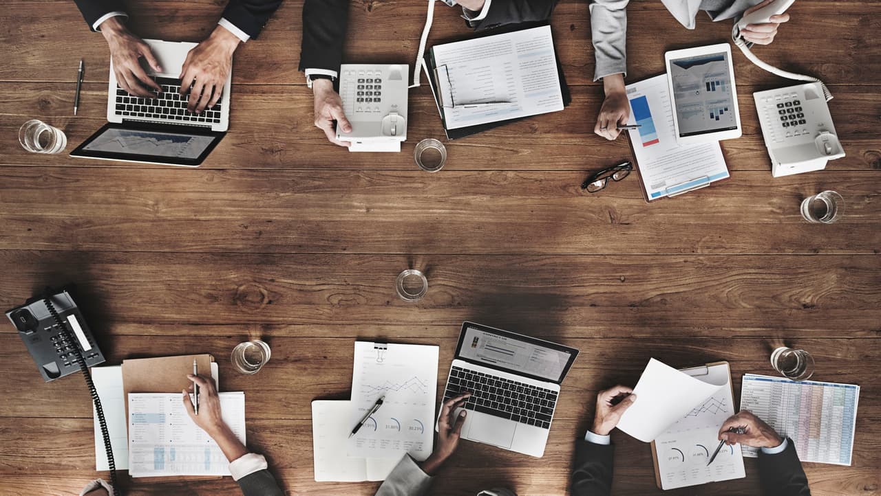 Junto con esto, hay que elaborar un listado de amigos, familiares o anteriores compañeros de trabajo que puedan dar buenas referencias del trabajo o ser un medio de contacto con una nueva empresa.