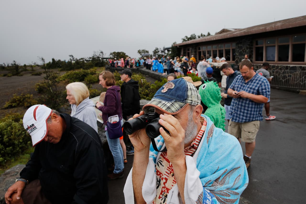 Algunos turistas y residentes se han reunido en Museo Jaggar, en el Parque Nacional Volcanes de Hawaii, para mirar las erupciones desde la distancia. Hasta el momento no se han reportado lesiones graves o muertes por la erupción.
