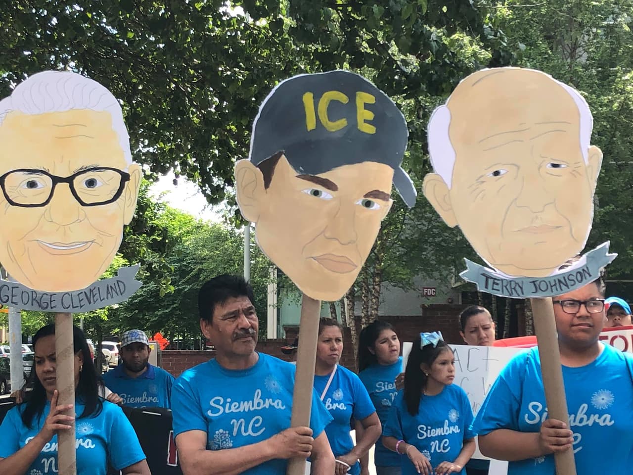 Hispanos piden a gobernador que vete la HB370