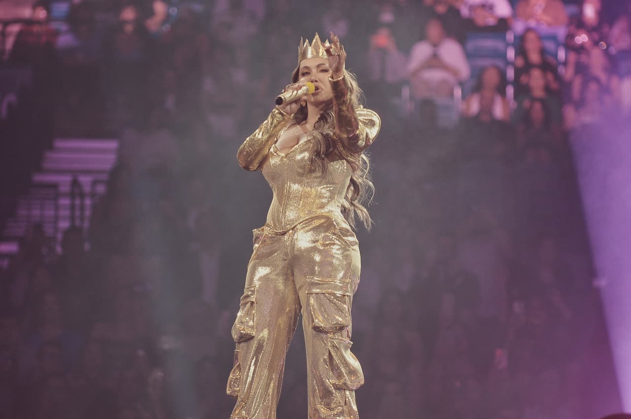 Chiquis demostró su talento en el escenario de los Latin AMAs.