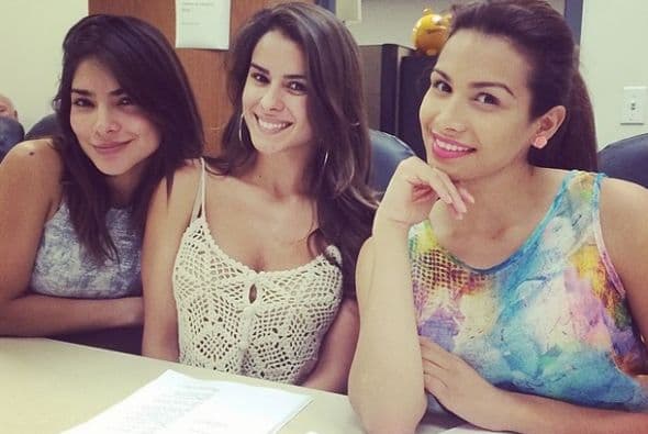 Nuestras tres bellezas preparándose para el programa.