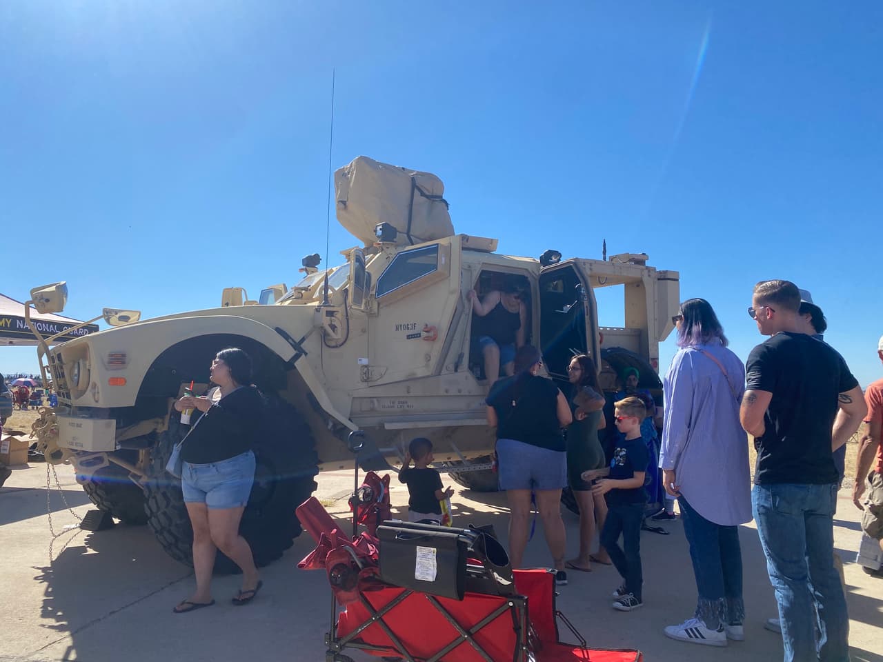 Los asistentes tienen la oportunidad de subirse a los aviones, carros militares y los niños pueden participar en concursos durate el show del aire en la Base Aérea de EEUU Davis-Monthan en Tucson.