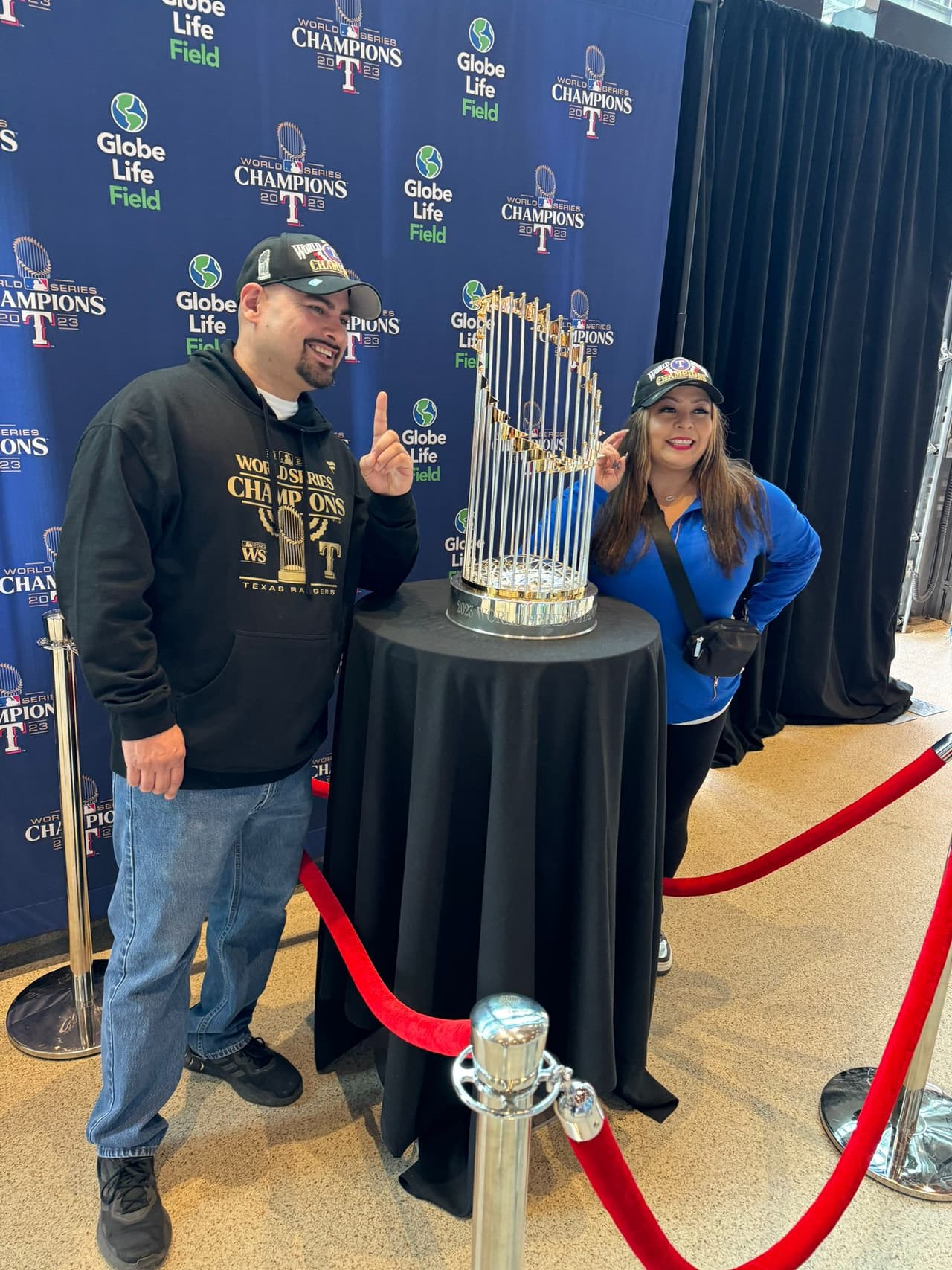 Y nada más emocionante que poderse tomar una fotografía con la copa del campeonato de la Serie Mundial de los Texas Rangers.