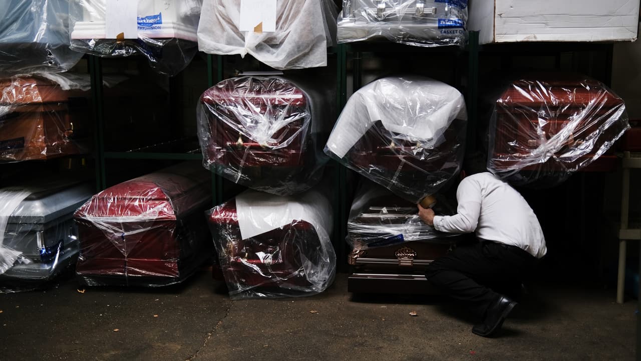 Otro movimiento que ya comienza a preocupar son los preparativos de hospitales y funerarias en donde ya se comienzan a ver nuevamente las heladeras para resguardar los restos de los fallecidos.