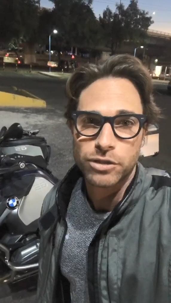 Y así les contestó el galán en una historia en Instagram: "Muchos me preguntan que si vivo de vacaciones. No, trabajo mucho pero cuando tengo la oportunidad me la paso muy bien, inclusive en el trabajo, entonces hoy tengo día libre de ensayo y nos vamos para Acapulco ida y vuelta. ¡Ciao!".